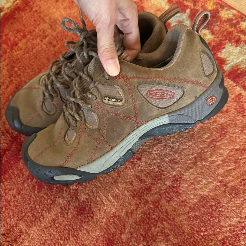 Waterproof hiking shoes